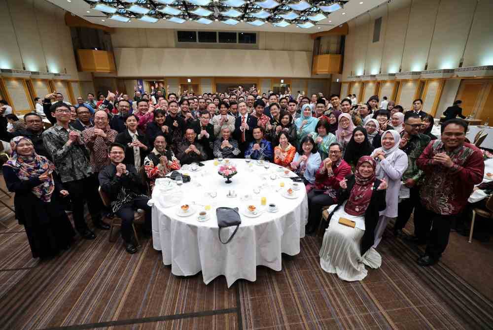 Ahmad Zahid bersama bergambar dengan tetamu yang hadir pada Majlis Makan Malam dan Sambutan Tahun Baharu Cina 2024 bersama Komuniti Malaysia di Jepun malam ini. Foto Bernama