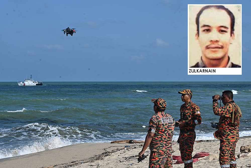 Anggota Bomba dan Penyelamat menggunakan dron dalam misi mencari dan menyelamat (SAR) Zulkarnain Mohamed Zubir, 44, yang masuk hari kedua di Pantai Batu Buruk hari ini. - Foto Bernama