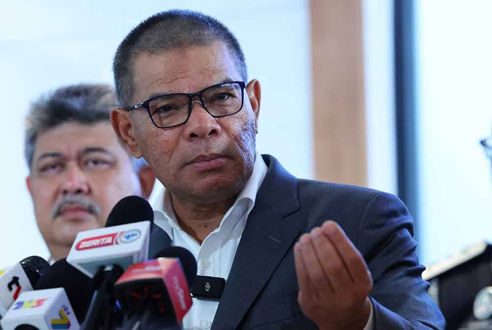 Saifuddin Nasution ketika sidang media pada Majlis Perasmian Pembukaan Pejabat Pasport Shaftbury, Jabatan Imigresen Malaysia pada Isnin.Foto Bernama