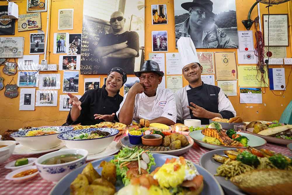 Pemilik Cafe Salim, Salim Bahari (tengah) atau lebih mesra dipanggil Cef Salim bersama isterinya Sahlawati Norman (kiri) ketika ditemui di Meru, Klang, baru-baru ini.