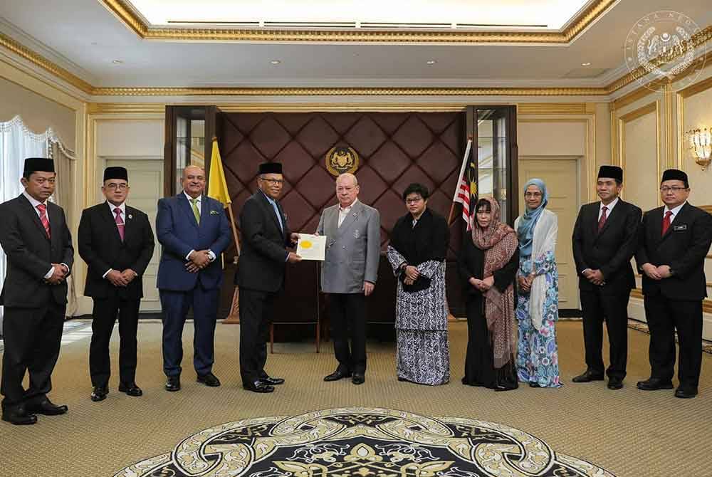 Sultan Ibrahim (lima dari kiri) berkenan menyerahkan watikah pelantikan kepada ahli-ahli Suruhanjaya Siasatan Diraja (RCI) bagi mengkaji pengendalian perkara berkaitan Kes Kedaulatan Batu Puteh, Batuan Tengah dan Tubir Selatan yang dipengerusikan oleh bekas Ketua Hakim Negara Tun Md Raus Sharif ketika menerima menghadap ahli-ahli pesuruhjaya itu di Istana Negara, pada Isnin.Foto Bernama