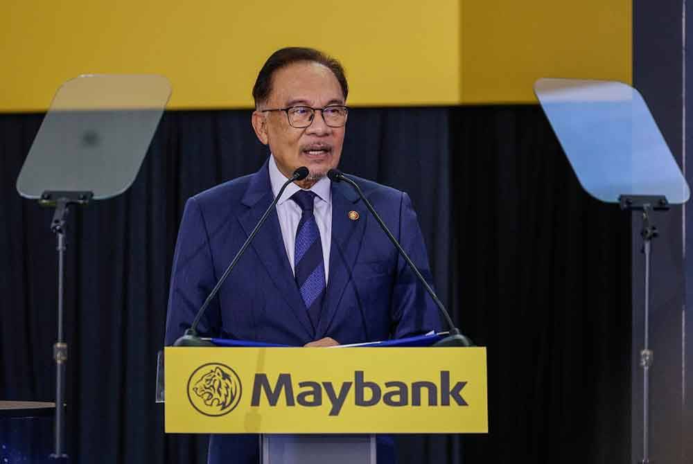 Anwar ketika berucap pada Majlis Pelancaran Program Memperkasakan PKS, &#039;myimpact SME Hub&#039;, serta Majlis Ramah Mesra Perdana Menteri Bersama Warga Maybank, di Menara Maybank pada Isnin. - Foto: Bernama