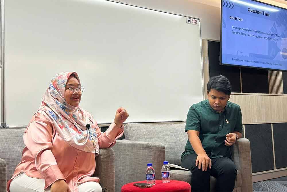 Amira (kiri) pada sidang akhbar selepas Forum di Kolej Tertiari Advance, pada Isnin.