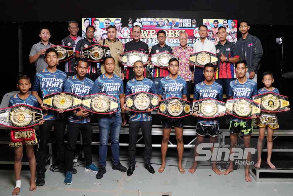 Barisan belakang, lima dari kiri, Rosli dan Muhammad Nasir (barisan belakang, empat dari kanan) selepas sidang akhbar di Kompleks Kumpulan Karangkraf, Shah Alam pada Isnin. FOTO SINAR HARIAN-ROSLI TALIB