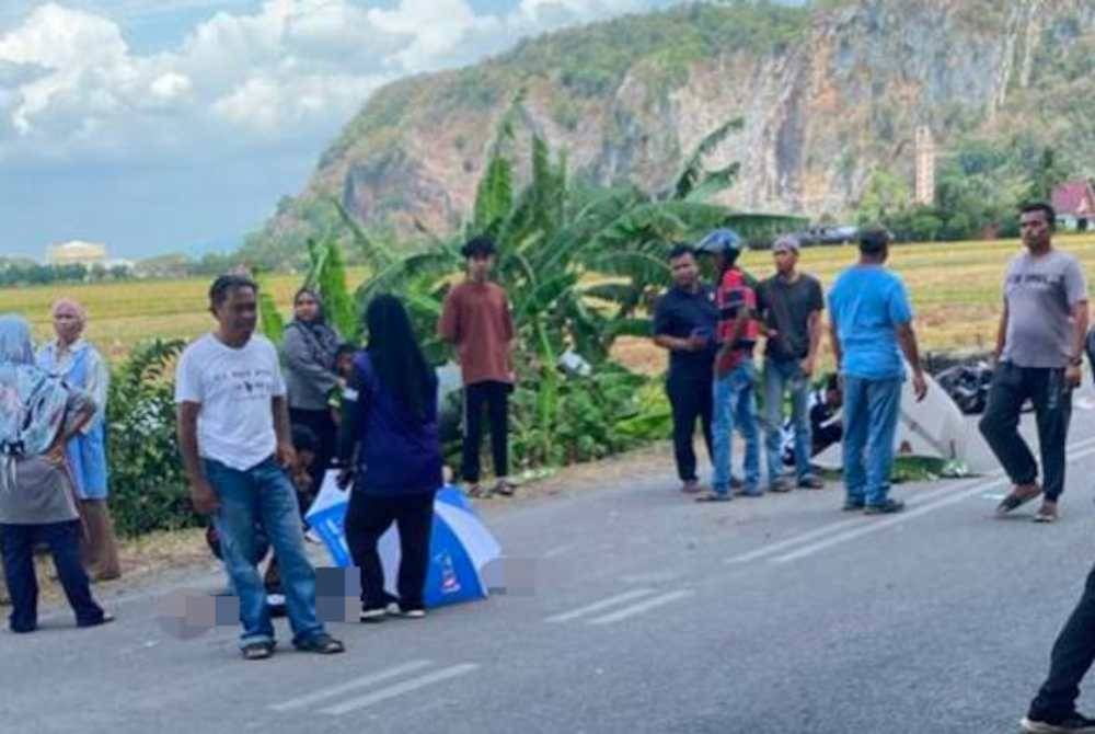 Kemalangan membabitkan sebuah motosikal dan sebuah lori berlaku di simpang Kampung Parit Buaya, Jalan Gunung Keriang, Alor Setar, mengakibatkan seorang remaja perempuan maut. Foto PDRM