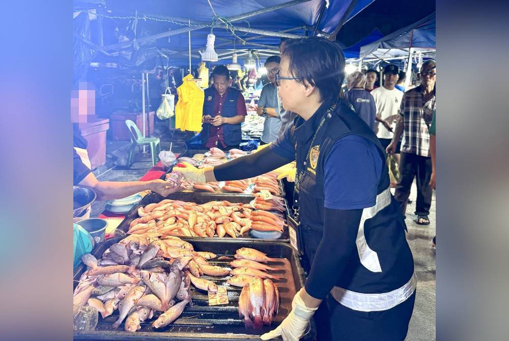 Anggota DBKK melakukan pemeriksaan di Pasar Malam Inanam, Kota Kinabalu, susulan dakwaan ikan diletakkan pewarna.