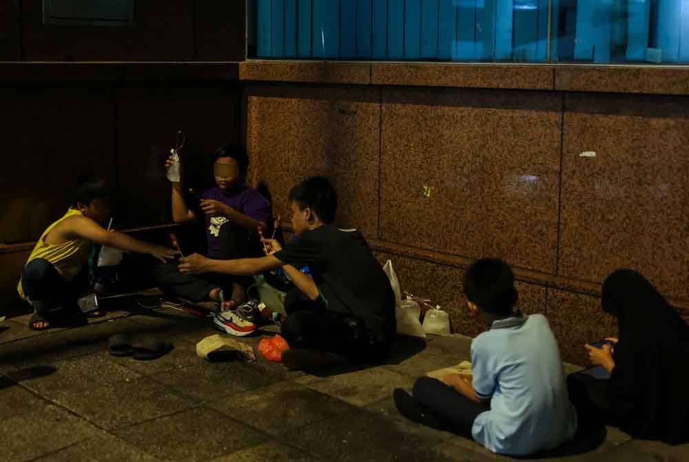 Antara kanak-kanak jalanan yang menjadikan kaki lima bangunan sebagai tempat berteduh ketika tinjauan Bernama di Chow Kit dan Lorong Haji Taib Kuala Lumpur. Foto Bernama