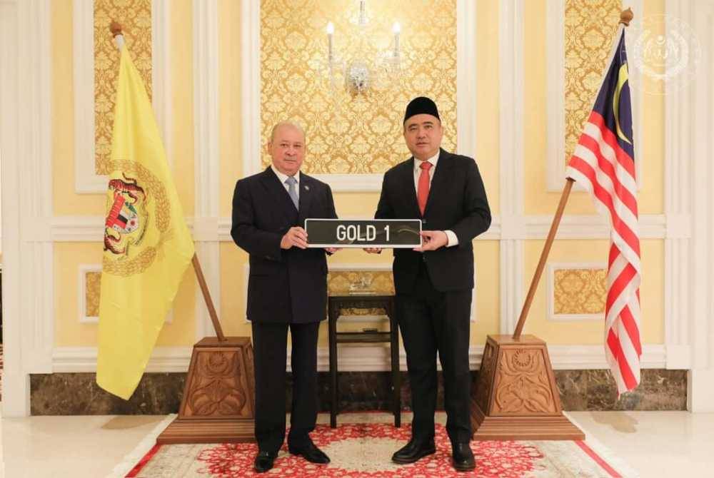 Anthony mempersembahkan secara simbolik nombor plat GOLD 1 kepada Sultan Ibrahim di Istana Negara pada Selasa.