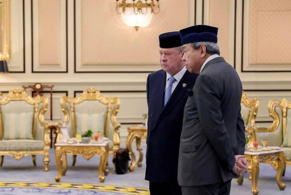 Yang di-Pertuan Agong, Sultan Ibrahim (kiri) berangkat ke Pra-mesyuarat Mesyuarat Majlis Raja-Raja Ke-265 di Istana Negara pada Selasa. Mesyuarat Majlis Raja-Raja akan dipengerusikan oleh Sultan Selangor, Sultan Sharafuddin Idris Shah. Foto Bernama