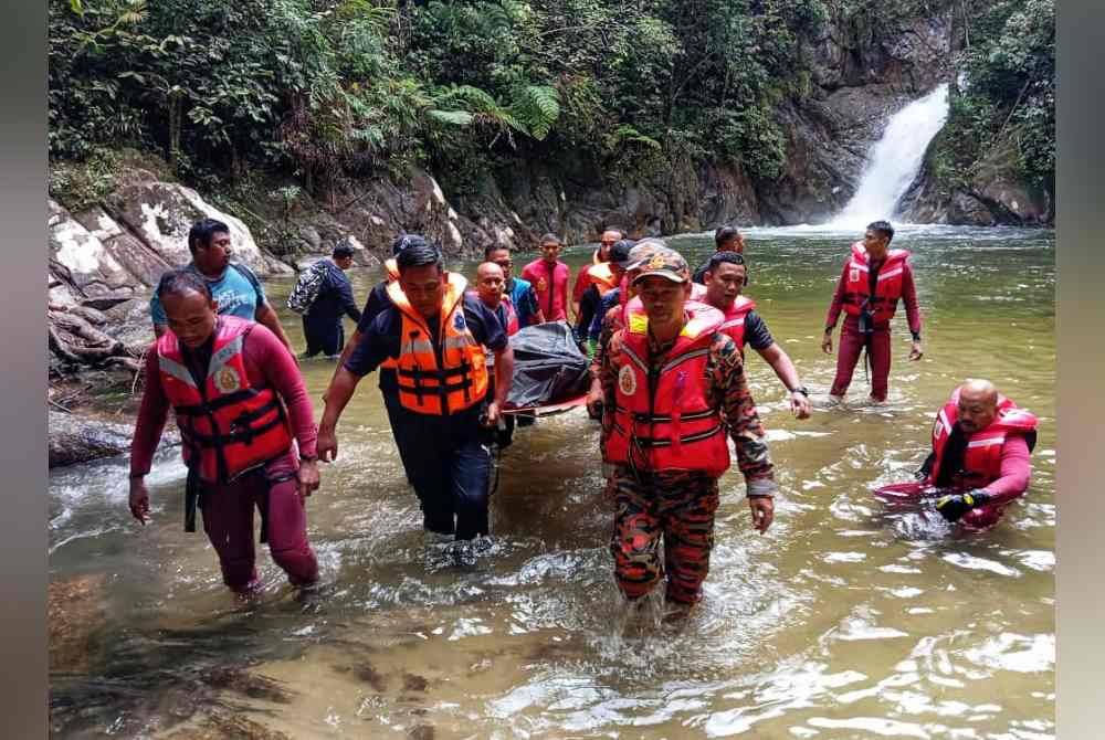 Mayat mangsa dibawa naik ke darat sebelum diserahkan kepada pihak polis untuk tindakan selanjutnya. Foto Ihsan JBPM