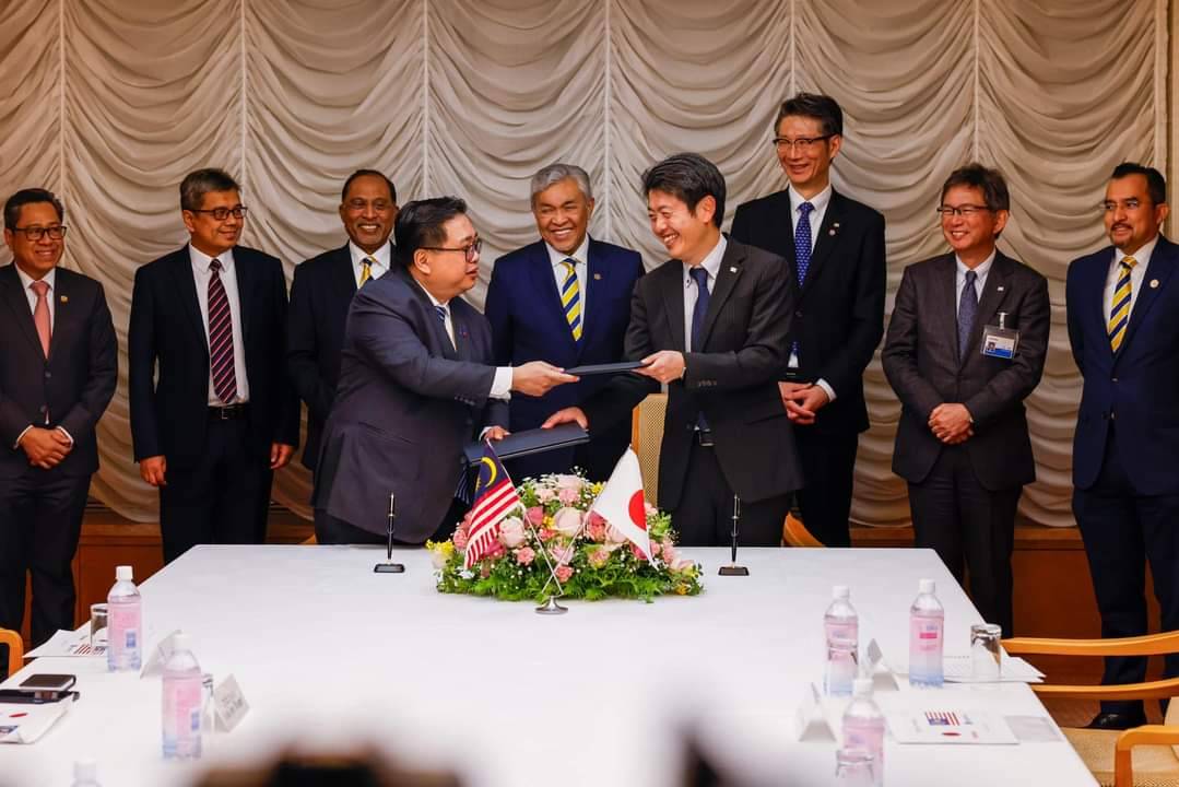 Ahmad Zahid menyaksikan pertukaran MoU oleh Ketua Pegawai Eksekutif MyDigital Fabian Bigar (kiri) dan Presiden yang juga CEO Toshiba, Taro Shimada (kanan).