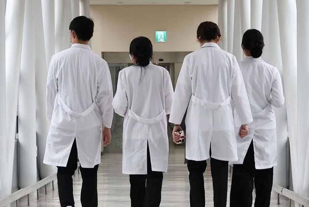 Setakat Isnin seramai 6,415 doktor pelatih di 100 hospital menyerahkan surat peletakan jawatan mereka dengan kira-kira 1,600 daripada mereka berhenti kerja. - Foto: Reuters