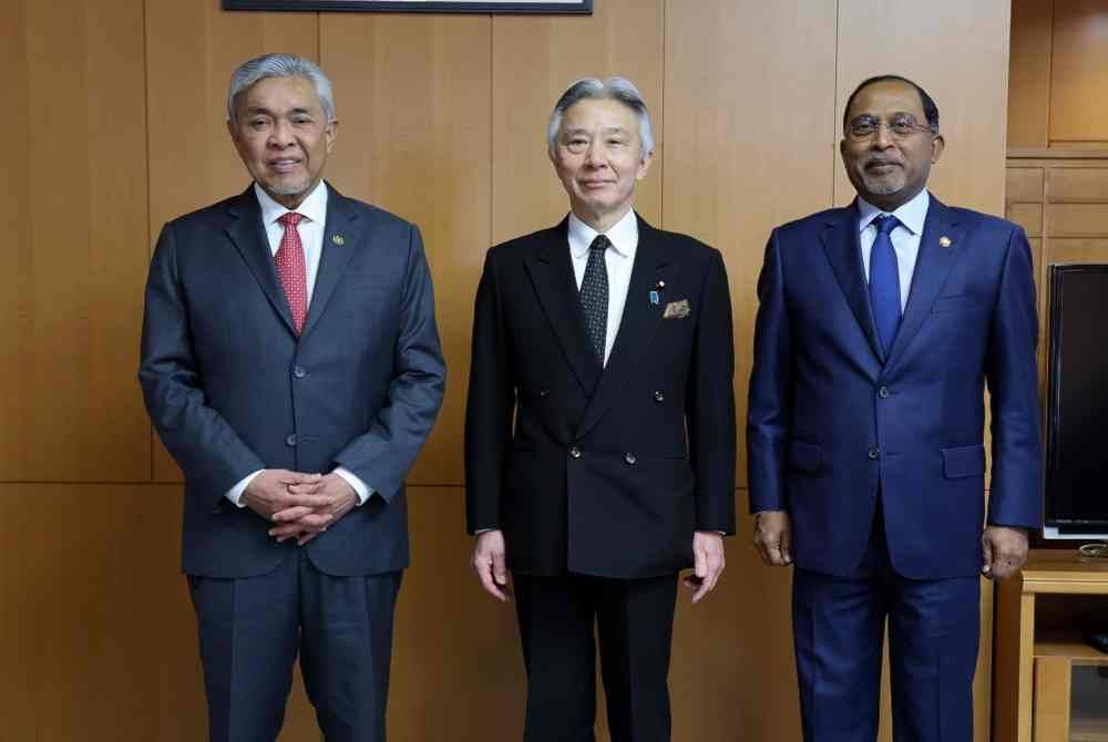 Ahmad Zahid (kiri) dan Zambry (kanan) bergambar kenangan bersama Masahito Moriyama ketika mengadakan pertemuan serta sesi Taklimat TVET oleh MEXT pada Selasa. Foto Bernama