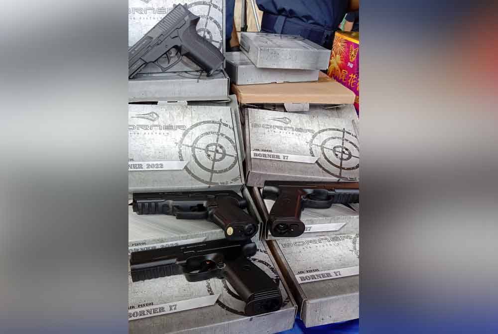 Antara unit pistol angin yang dirampas susulan pemeriksaan sebuah kontena di Pelabuhan Barat dekat sini Rabu lalu.