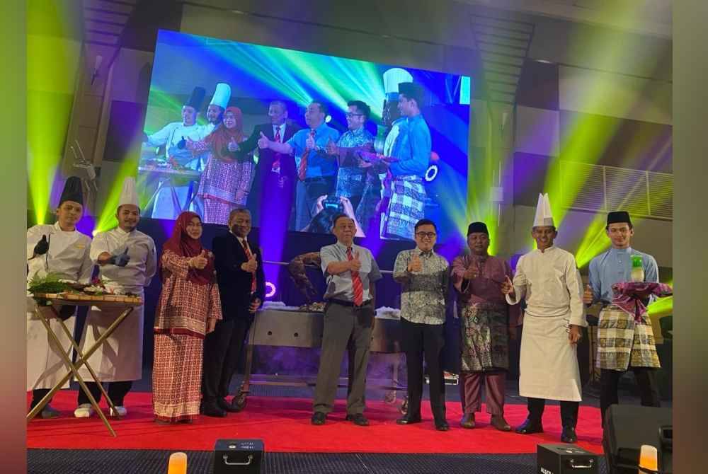 Tiga dari kiri: Azlina, Suhaimi, Wei Kiat pada gimik pelancaran Prebiu Bufet Ramadan SACC 2024 yang diadakan di SACC, di sini pada Selasa.