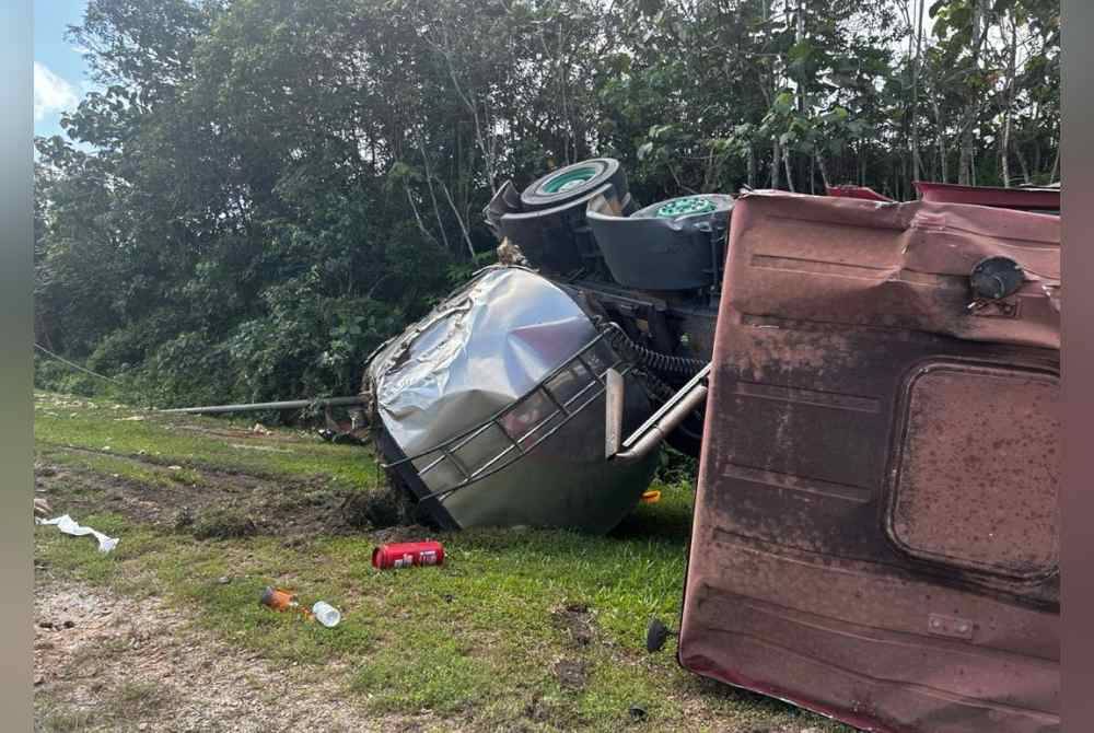 Seorang pemandu maut selepas treler muatan minyak sawit terbabas dan terbalik di Jalan Batu Pahat-Mersing, Kluang pada Selasa.