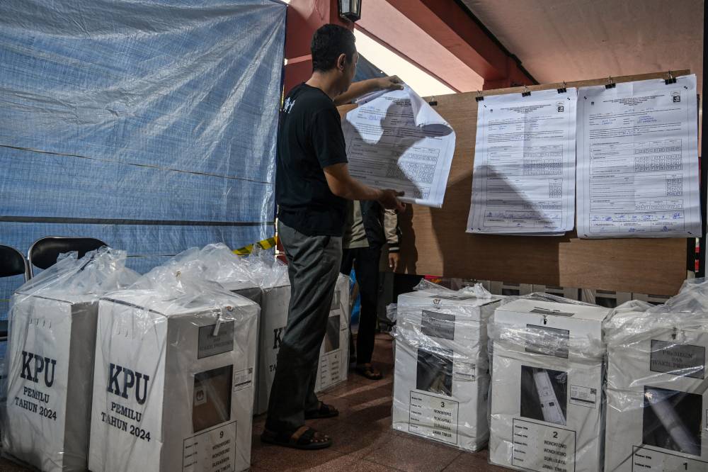 Proses kiraan undi sedang giat dilakukan di seluruh negara. - Foto: AFP
