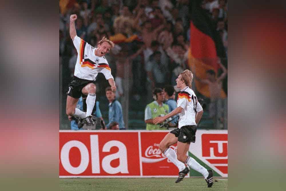 Andreas Brehme (kiri) meraikan jaringan bersama penyerang Jurgen Klinsmann selepas meledak gol kemenangan semasa perlawanan akhir Piala Dunia Itali 1990, Jerman Barat menentang Argentina di Rom. Foto: AFP