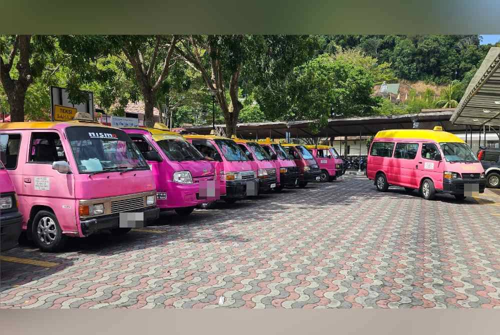 Antara teksi pink yang menjadi ikon kepada perkhidmatan pengangkutan awam di Pulau Pangkor.