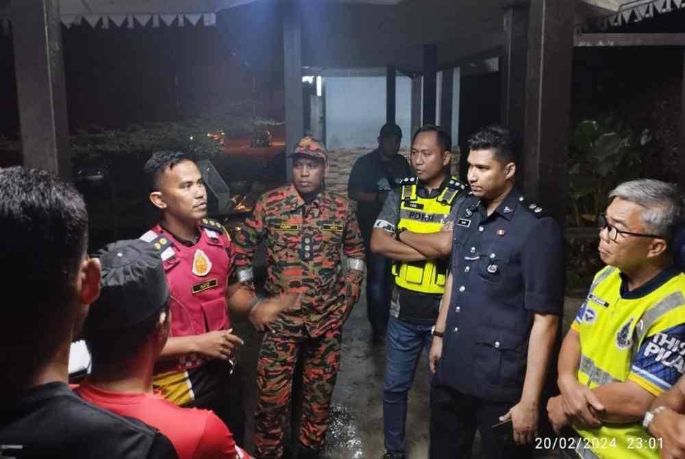 Anggota BBP Seri Menanti dan pihak polis giat menjalankan operasi pencarian empat wanita dan dua lelaki yang dikhuatiri sesat ketika mendaki Gunung Angsi, Kuala Pilah pada Selasa. Foto BBP Seri Menanti