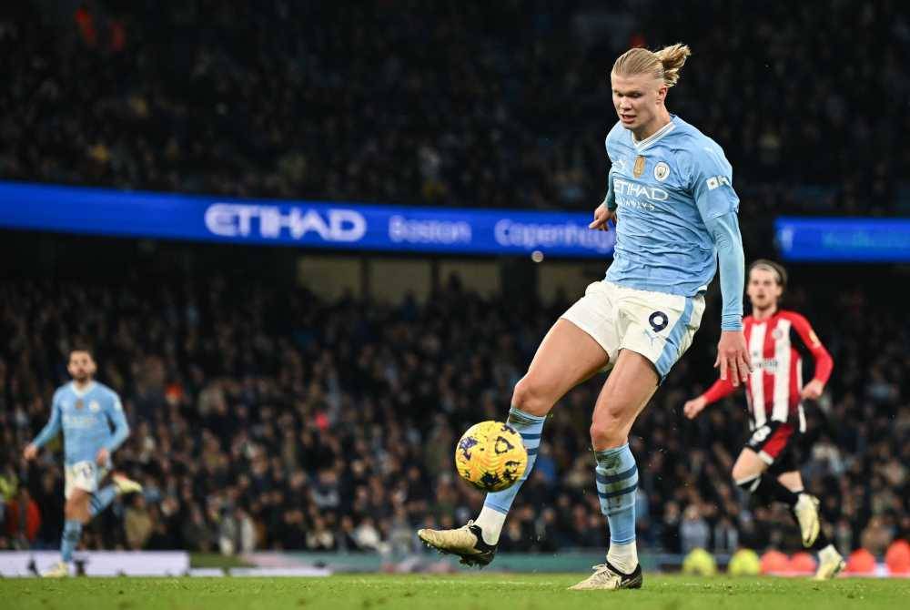 Haaland mengawal bola ketika menentang Brentford dalam aksi EPL di Stadium Etihad. Foto AFP