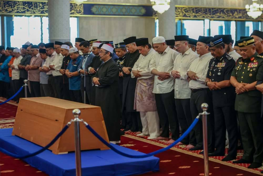 JenazahTaib Mahmud disolatkan di Masjid Negara sebelum dibawa ke Kuching, Sarawak untuk dikebumikan, hari ini. Foto Bernama