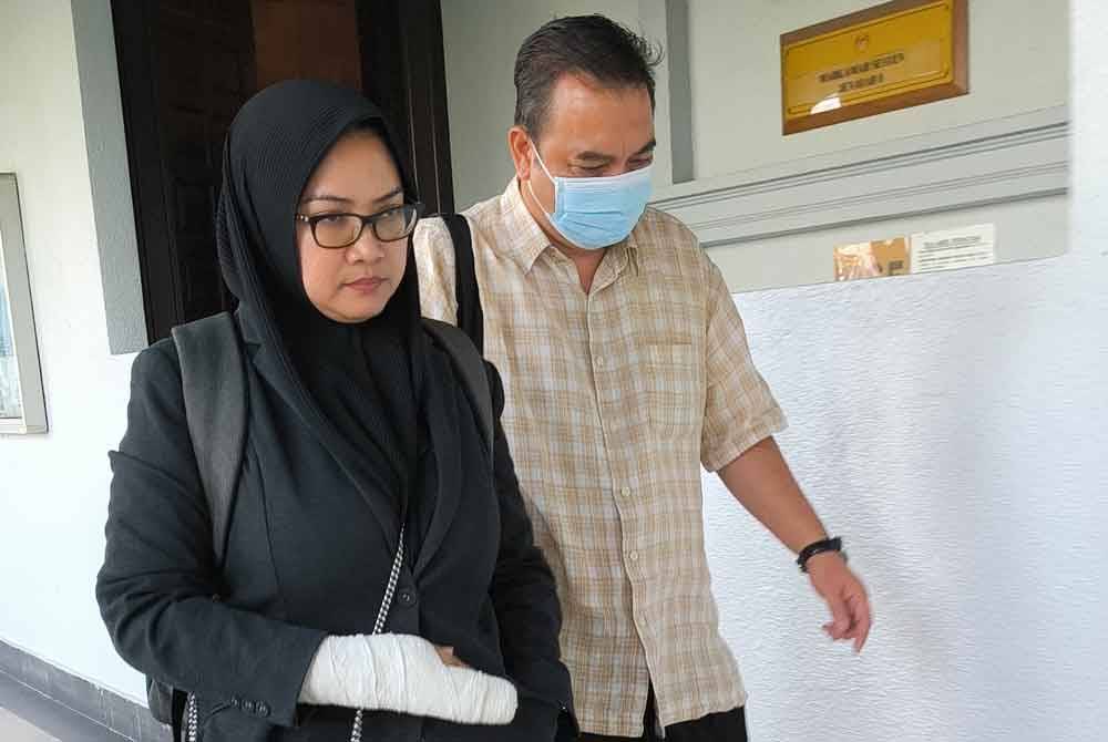 Dicky Rahmat (kanan) hadir di Mahkamah Sesyen Kuala Lumpur pada Rabu, bagi menghadapi satu pertuduhan memindahkan RM40,000 hasil daripada aktiviti wang haram ke dalam akaun bank peribadinya, tiga tahun lalu.