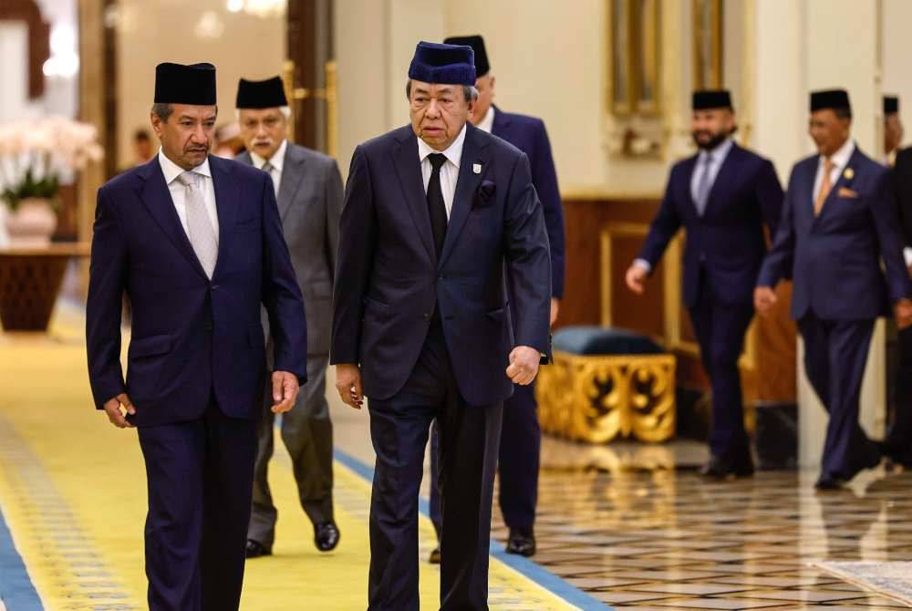 Sultan Sharafuddin bersama Sultan Mizan berkenan berangkat ke Mesyuarat Majlis Raja-Raja Ke-265 di Istana Negara hari ini. Foto Bernama