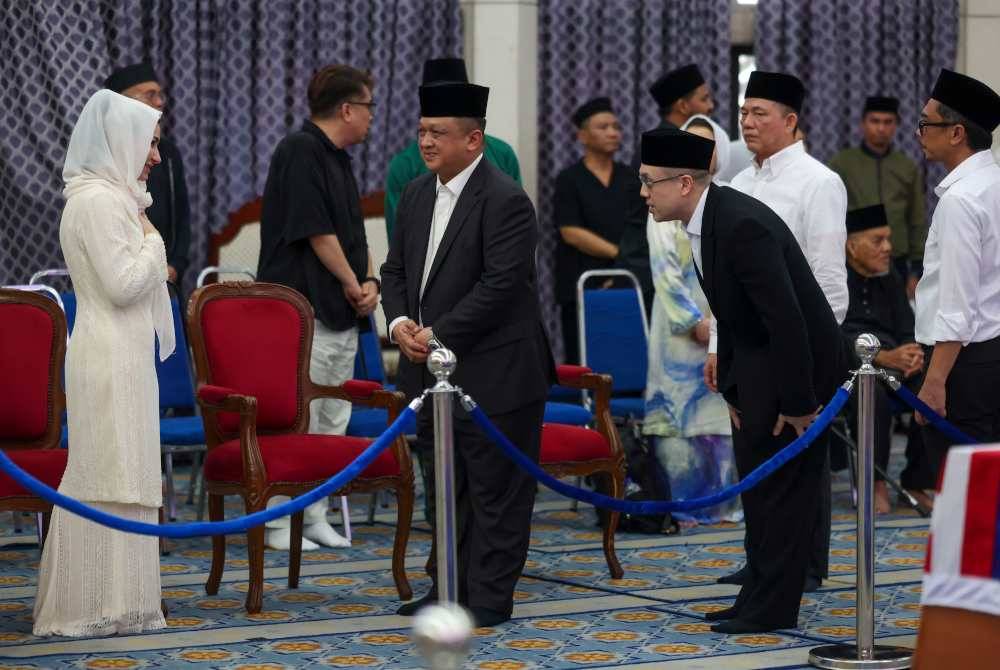 Tuanku Syed Faizuddin (dua dari kiri) dan Tengku Muhammad Fakhry (dua dari kanan) berkenan berangkat dan memberi penghormatan terakhir kepada jenazah Taib Mahmud di Masjid Negara. Foto Bernama