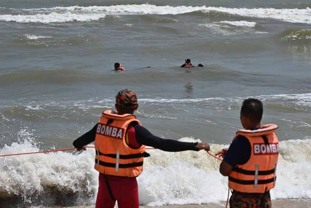 Anggota keselamatan mengesan seorang lelaki yang hilang di Pantai Batu Buruk pada Ahad lalu.