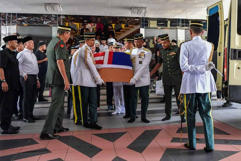 Fadillah (dua dari kiri) mengiringi jenazah Taib Mahmud yang diusung keluar dari Masjid Negara. - Foto Bernama