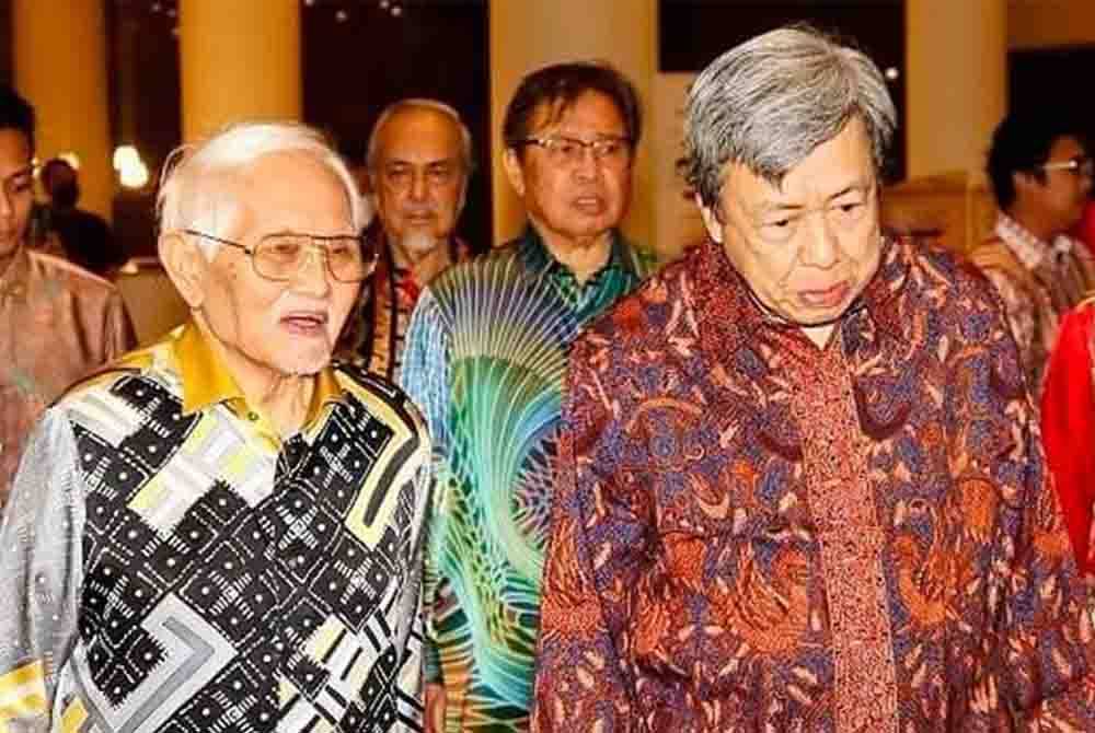 Sultan Sharafuddin menyifatkan Allahyarham sebagai seorang tokoh berjasa besar untuk Sarawak dan negara. Foto Facebook Selangor Royal Office