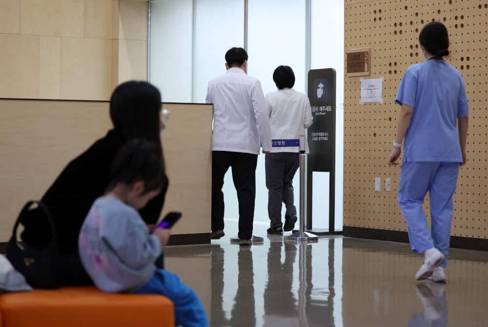 Pekerja kesihatan bertugas di sebuah hospital di Seoul, Korea Selatan. Foto Reuters