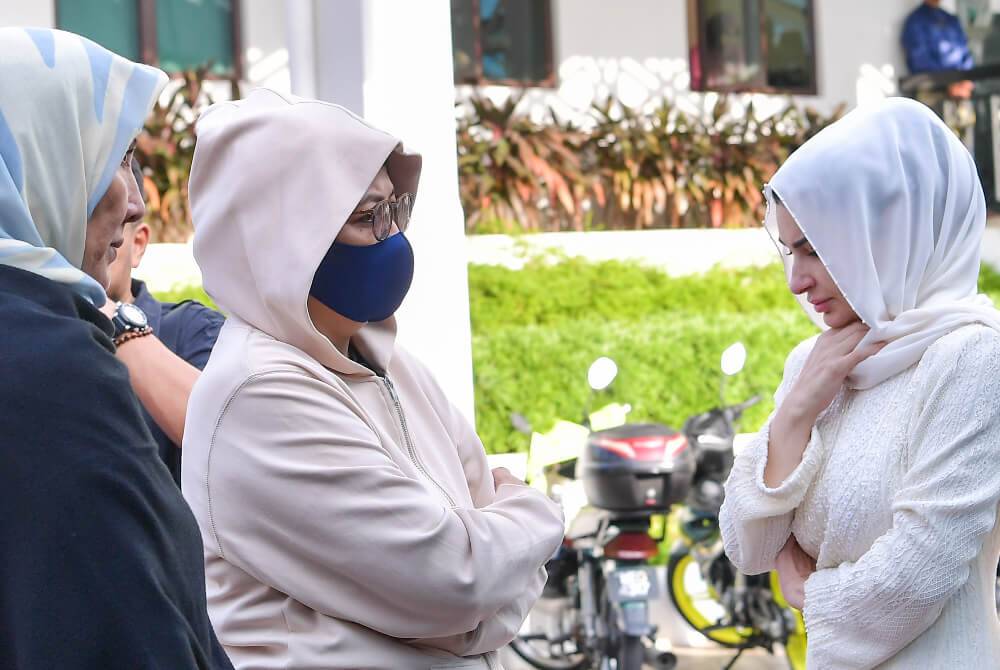 Reaksi sedih Raghad Kurdi (kanan) dan anak Abdul Taib, Datuk Hanifah Hajar Taib (tengah) ketika jenazah tiba di Masjid Negara untuk pengurusan kematian sebelum dibawa ke Kuching, Sarawak untuk dikebumikan hari ini. Foto Bernama