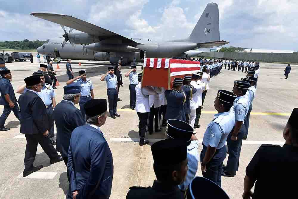 Jenazah Abdul Taib ketika di Pangkalan Tentera Udara Subang, pada Rabu. Foto Bernama