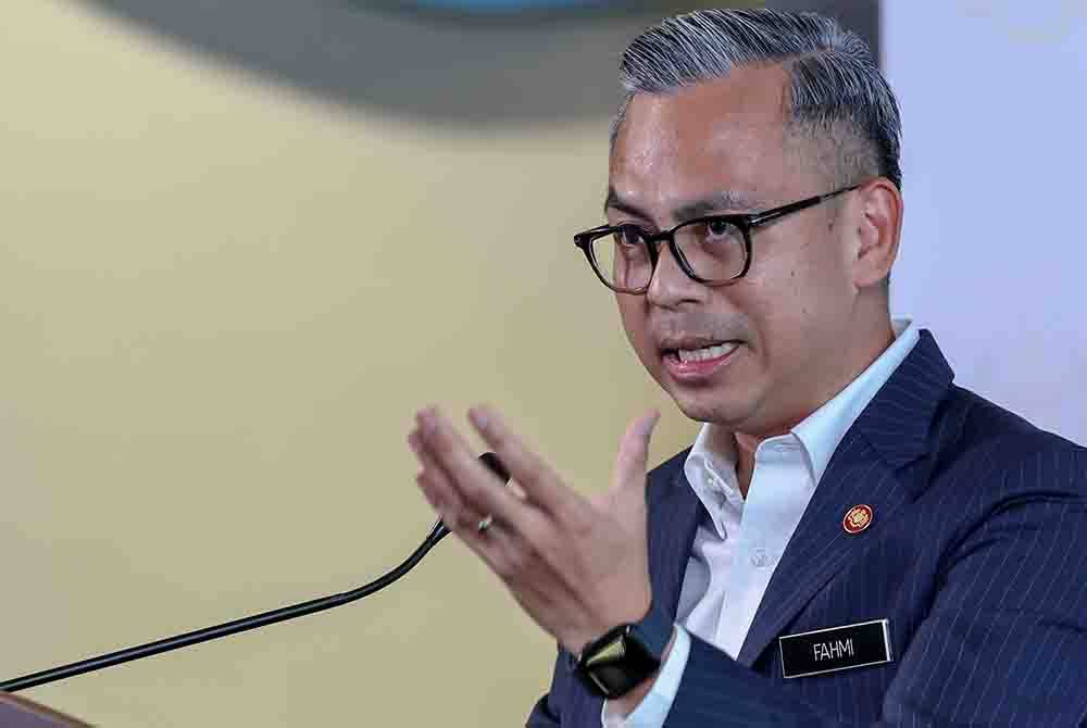 Fahmi pada sidang media Kerajaan Perpaduan di Kementerian Komunikasi pada Rabu. Foto Bernama