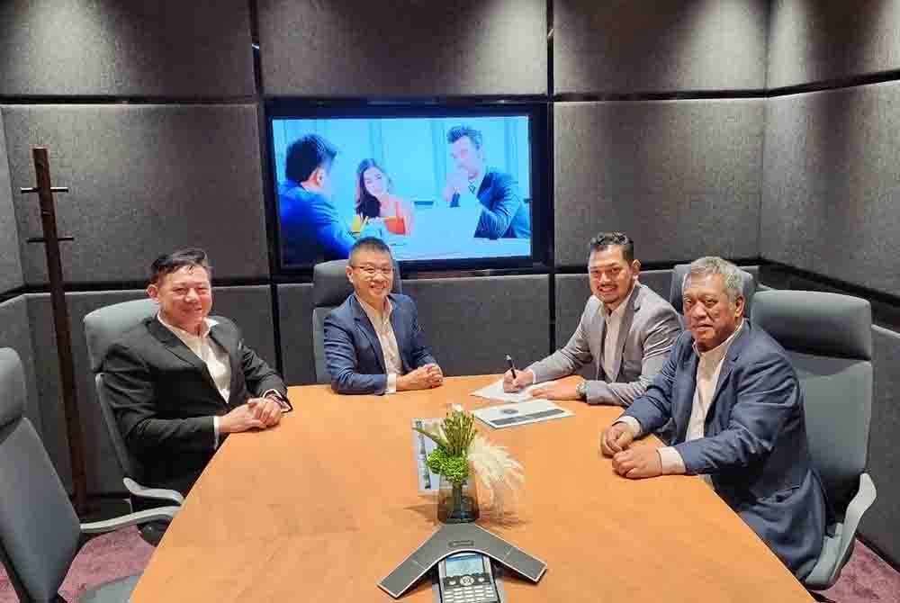 Pengarah Urusan SeRenE, Mohammad Shahil Ishak memeterai dokumen perjanjian pembiayaan pada majlis yang dihadiri oleh Timbalan Pengerusi SeRenE, Datuk Zakaria Hassan, Daniel Ng dan Willy Lim, kedua-dua Pengasas Bersama Capitale Ventures di Singapura.