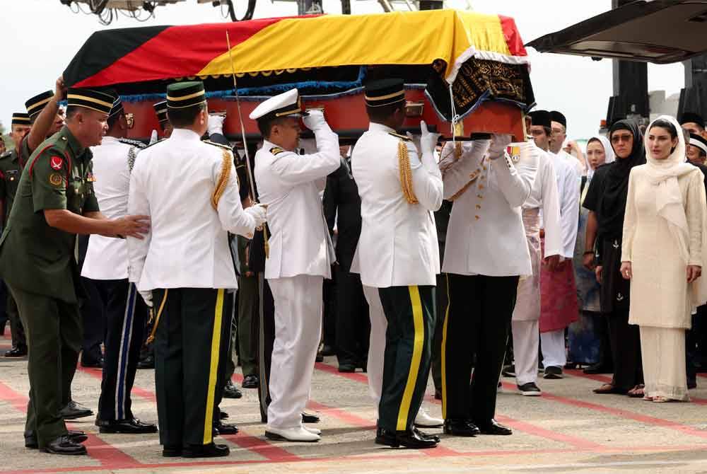 Jenazah bekas Yang Dipertua Sarawak Tun Abdul Taib Mahmud yang meninggal dunia awal pagi Rabu selamat tiba di Lapangan Terbang Antarabangsa Kuching pada jam 4.25 petang. Foto Bernama