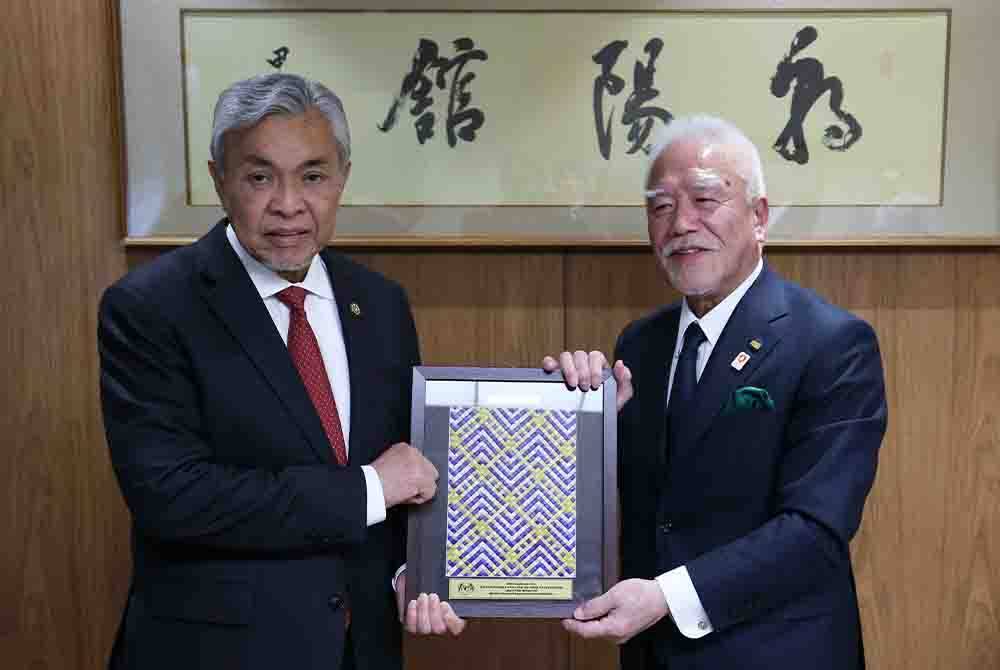 Timbalan Perdana Menteri, Datuk Seri Dr Ahmad Zahid Hamidi menyampaikan cenderamata kepada OCCI Vice Chairman, Junzo Tateno (kanan) ketika mengadakan pertemuan bersama Dewan Perniagaan dan Perindustrian Osaka (OCCI) di Ibu Pejabat OCCI, pada Rabu. Foto Bernama