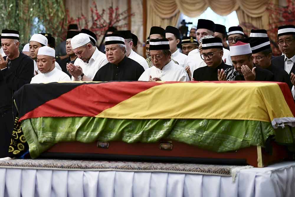 Premier Sarawak ,Tan Sri Abang Johari Tun Openg (lima dari kiri) dan Timbalan Premier Sarawak, Datuk Amar Awang Tengah Ali Hasan bersama para jemaah mengaminkan doa selepas jenazah bekas Yang Dipertua Negeri Sarawak, Allahyarham Tun Abdul Taib Mahmud disembahyangkan di kediamannya di Demak Jaya petang Rabu. Foto Bernama