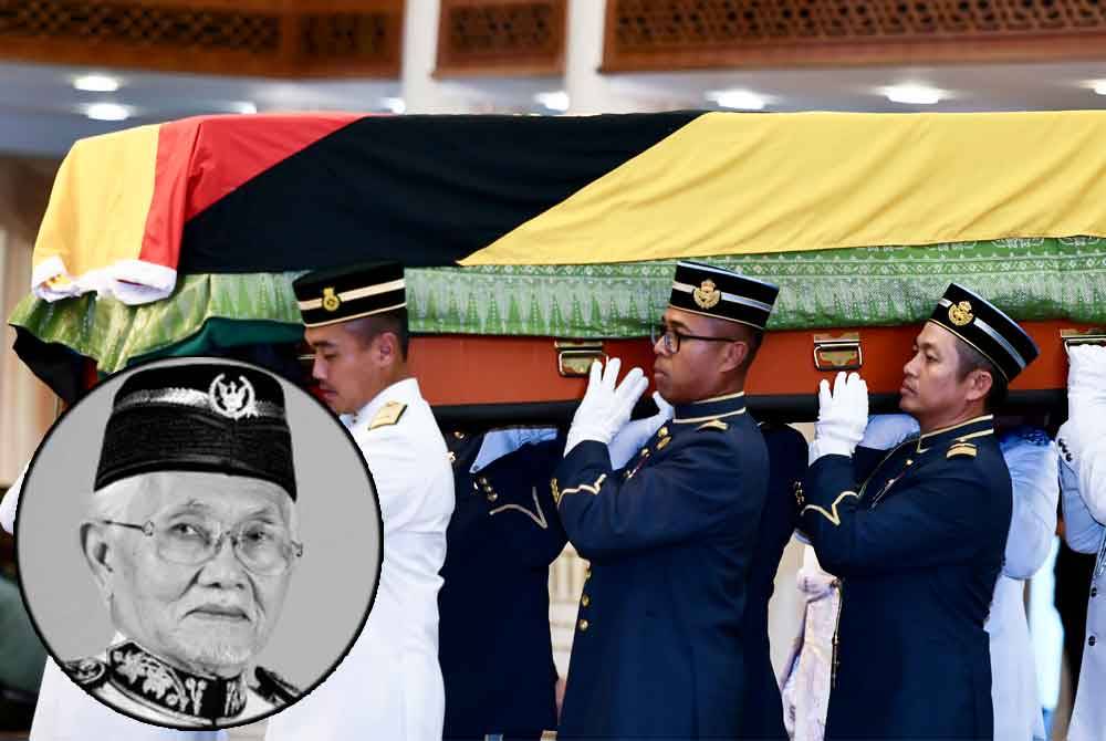 Jenazah Abdul Taib diusung ke kediamannya di Demak Jaya pada Rabu. Foto Bernama