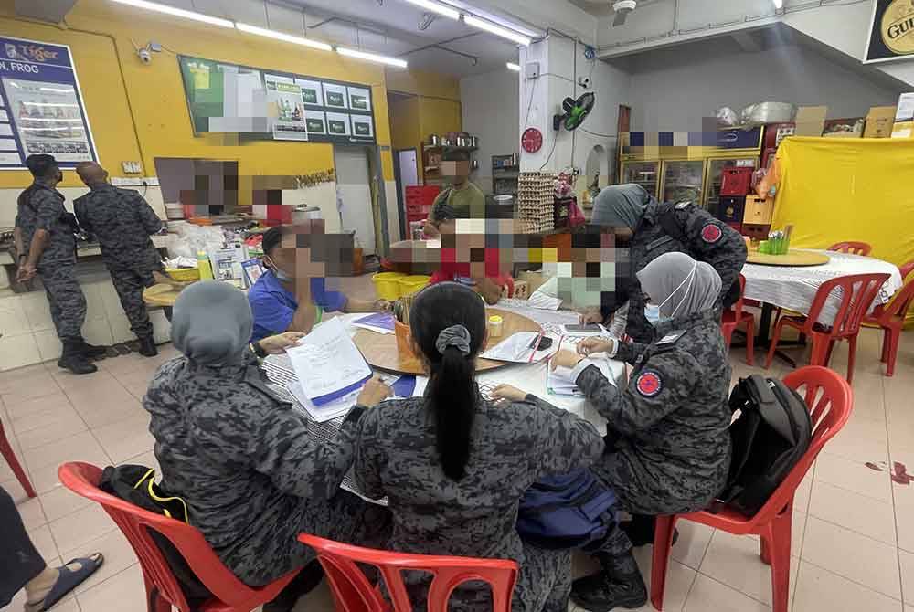 Sebahagian pekerja warga asing yang ditahan hasil serbuan JIM Pahang ke atas premis makanan sekitar Bentong, Raub dan Temerloh, pada Selasa.