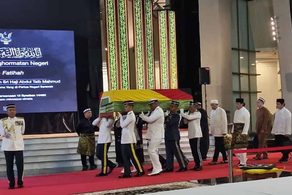 Suasana pilu menyelubungi DUN Sarawak hari ini sebaik jenazah Abdul Taib tiba di Kuching bagi istiadat penghormatan negeri. Foto Bernama