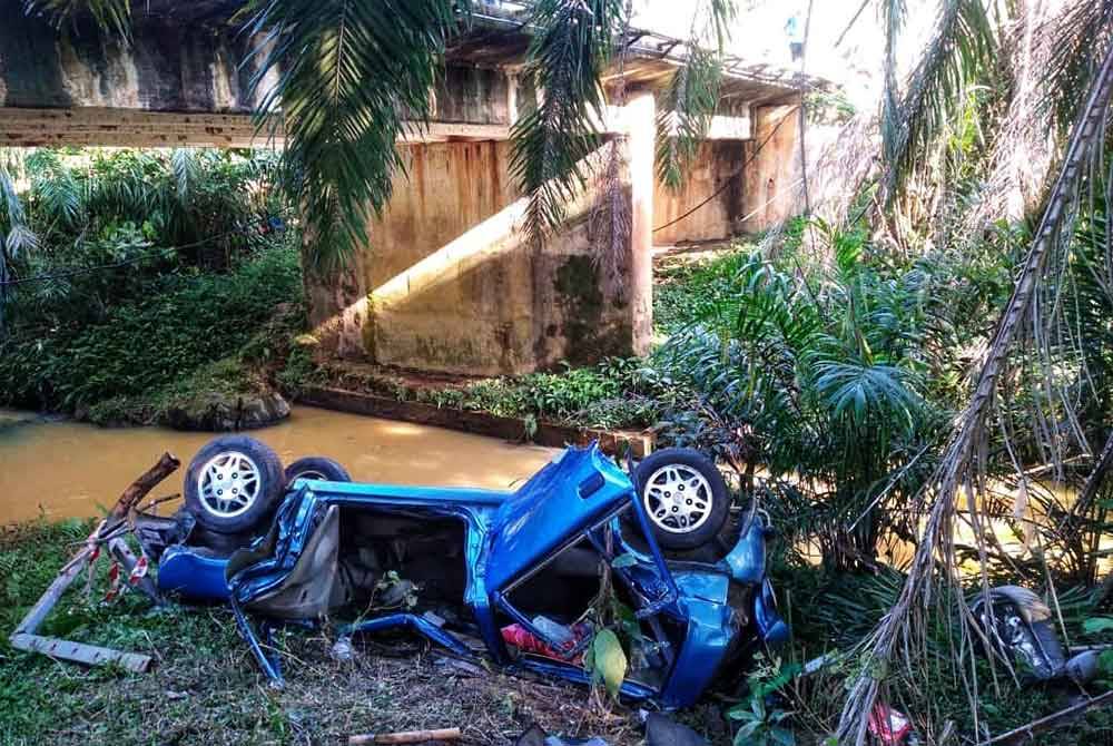 Keadaan kereta Perodua Kancil yang dinaiki sepasang suami isteri dipercayai hilang kawalan sebelum terbabas dan terjatuh ke bawah jambatan di KM2 Jalan Sungai Koyan-Raub pada Rabu. Foto ihsan PDRM