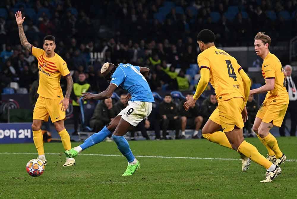 Victor Osimhen (dua dari kiri) menjaringkan gol penyamaan buat Napoli pada minit ke-70. Foto EPA