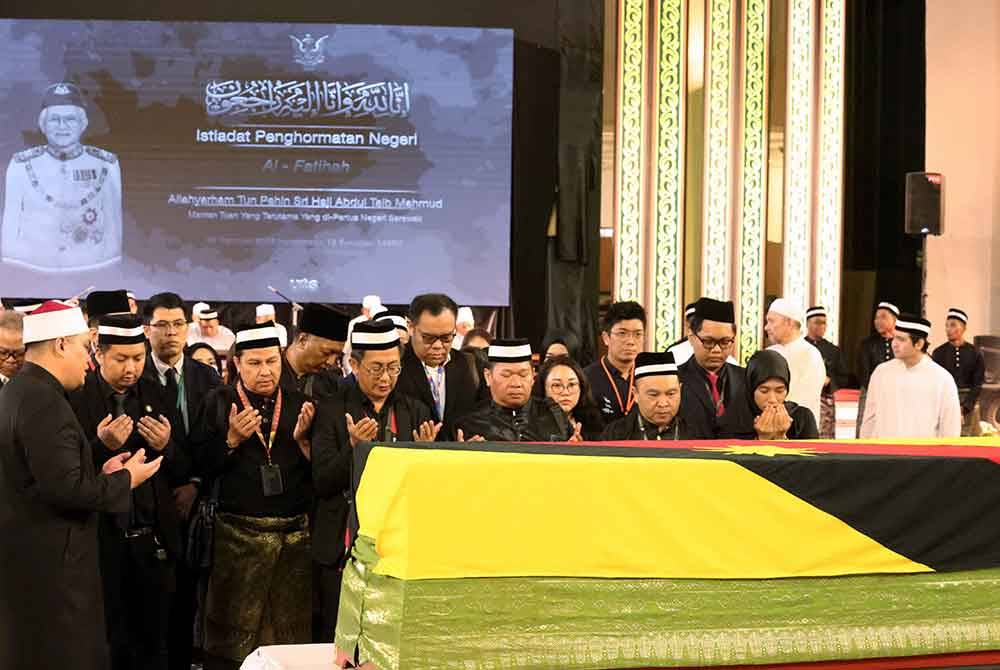 Orang ramai hadir bagi memberi penghormatan terakhir untuk jenazah Abdul Taib pada Istiadat Penghormatan negeri di DUN Sarawak pagi ini. Foto Bernama