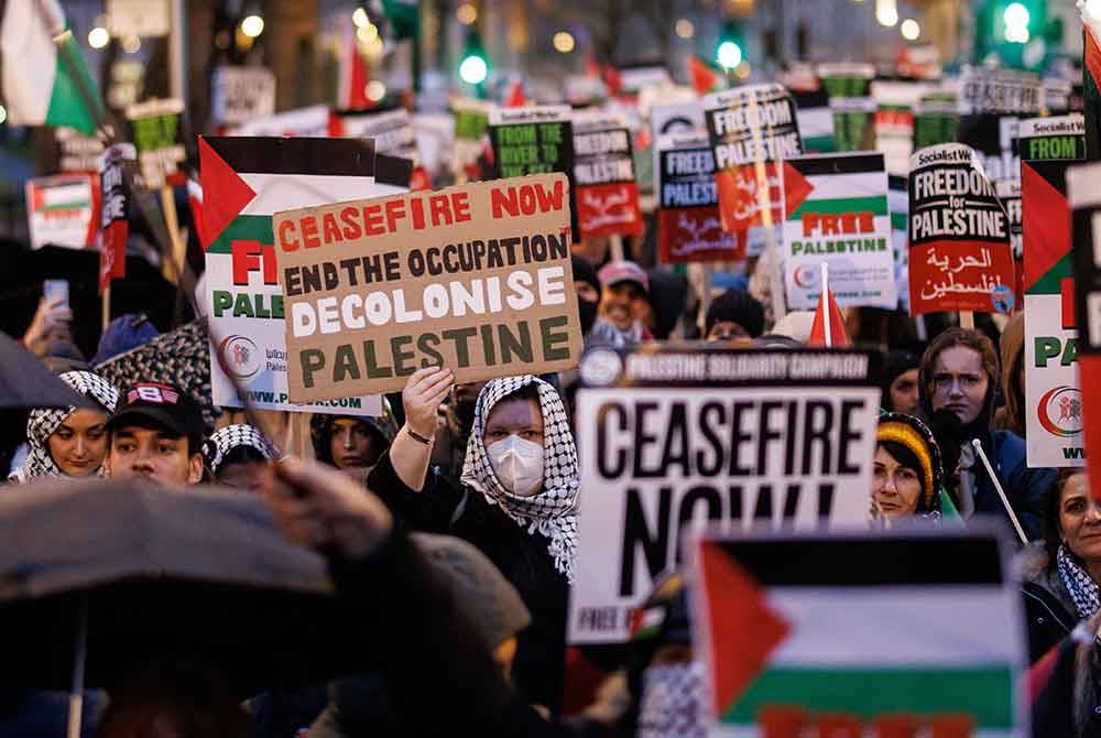 Penunjuk perasaan pro-Palestin berkumpul di dataran Parlimen ketika Ahli Parlimen Britain membahaskan usul untuk memanggil gencatan senjata di Gaza. Foto EPA