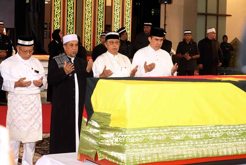 Premier Sarawak, Tan Sri Abang Johari Tun Openg mengaminkan bacaan doa untuk jenazah Abdul Taib pada Istiadat Penghormatan negeri di DUN Sarawak pada Khamis. Foto Bernama