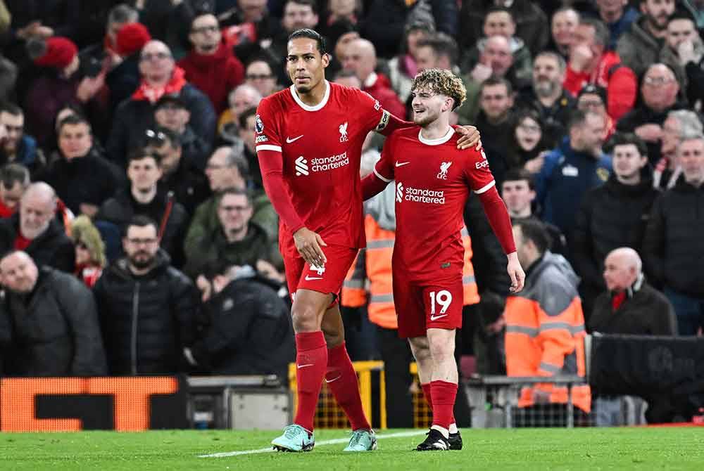 Harvey Elliott (kanan) meraikan jaringan bersama Van Dijk selepas meleak gol keempat Liverpool ketika berdepan Luton Town di Anfield. Foto: AFP