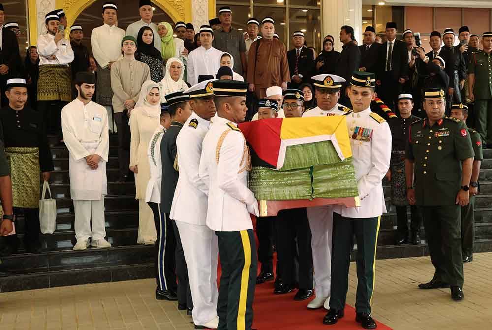 Jenazah Abdul Taib dibawa keluar dari DUN Sarawak selepas Istiadat penghormatan negeri untuk dibawa ke Masjid Demak untuk solat jenazah dan istiadat pengebumian negeri di perkuburan keluarga di Demak Jaya hari ini. Foto Bernama